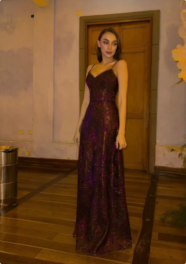 Invitada en vestido brocado negro con irisaciones moradas