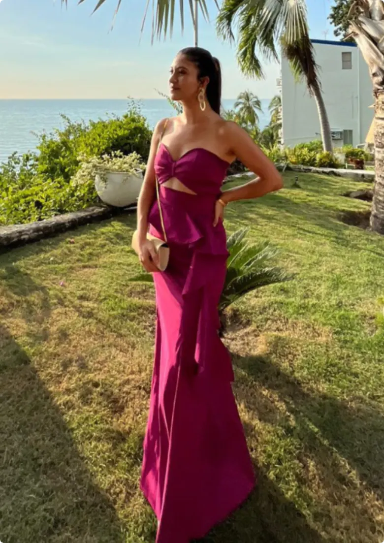 Invitada en vestido magenta strapless frente al mar