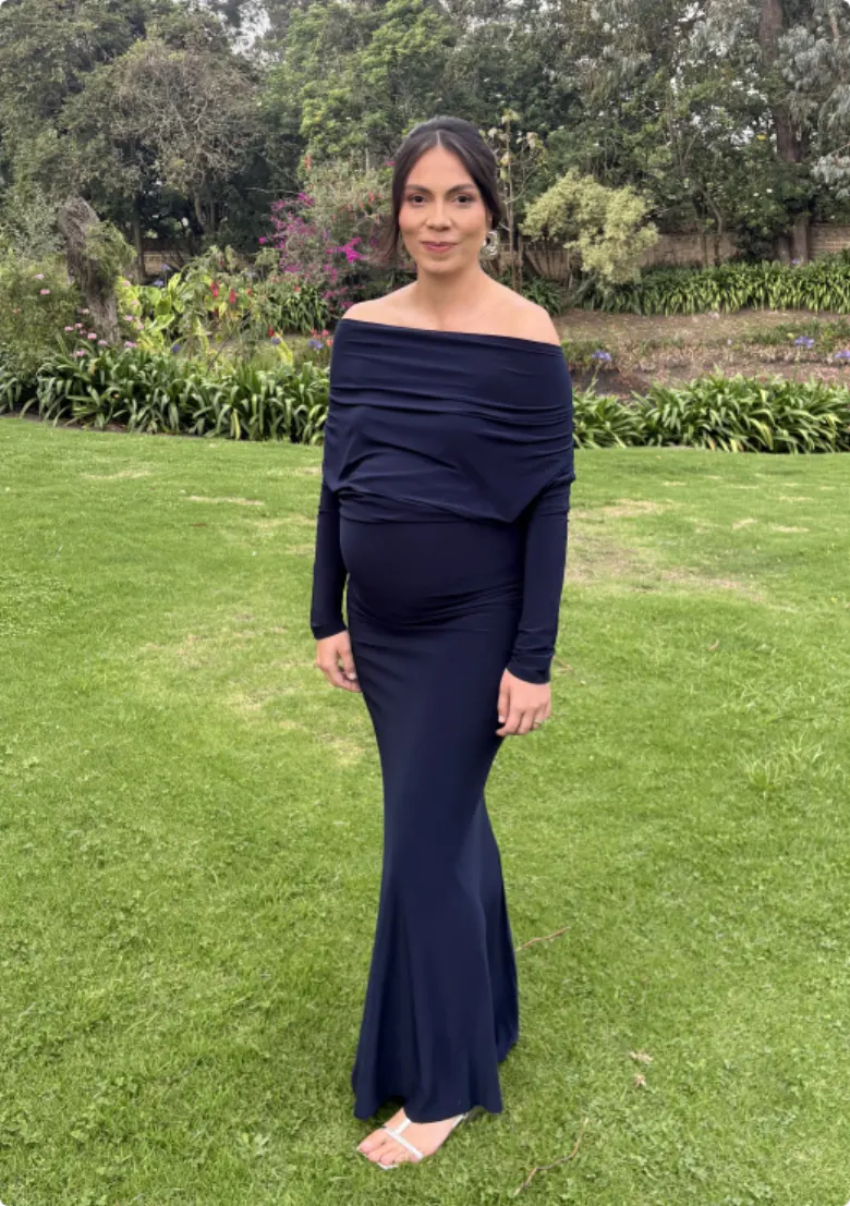 Invitada en vestido de maternidad azul marino