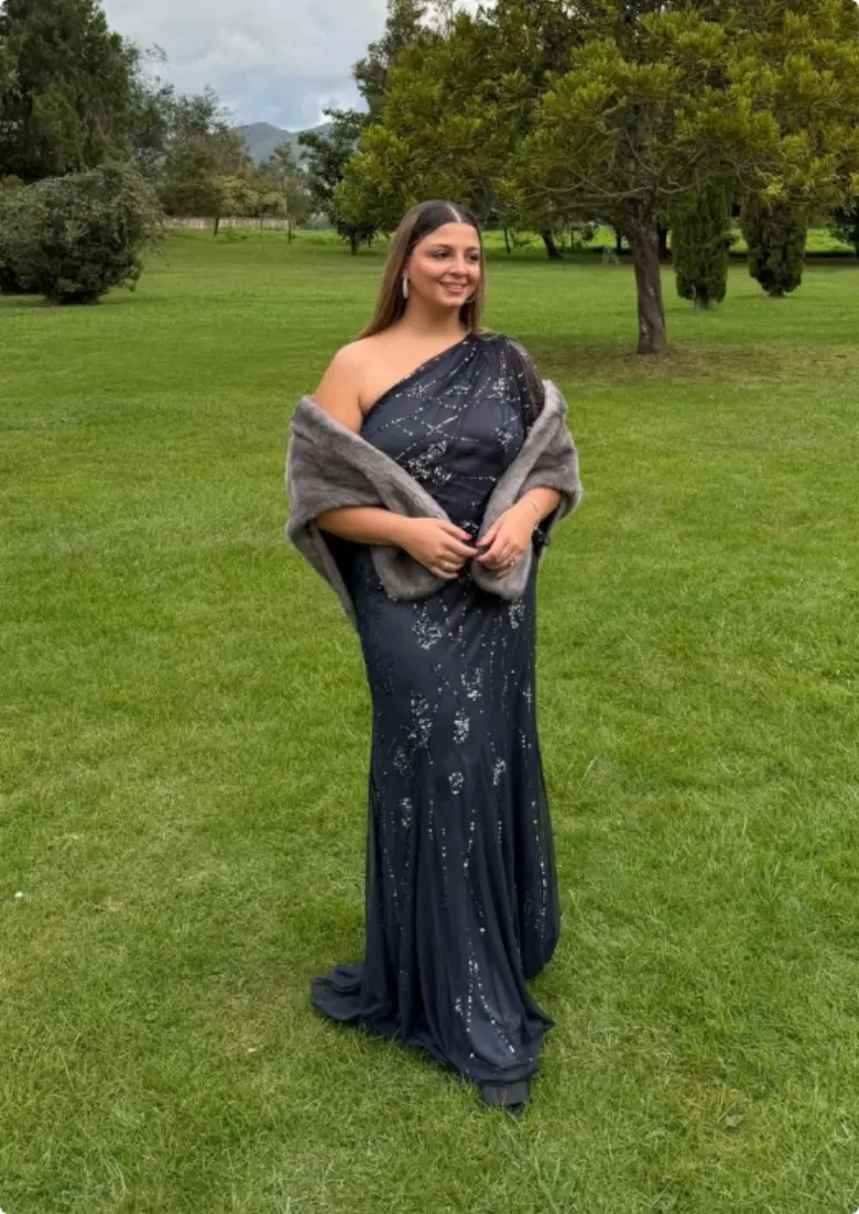 Invitada en vestido navy de lentejuelas con estola