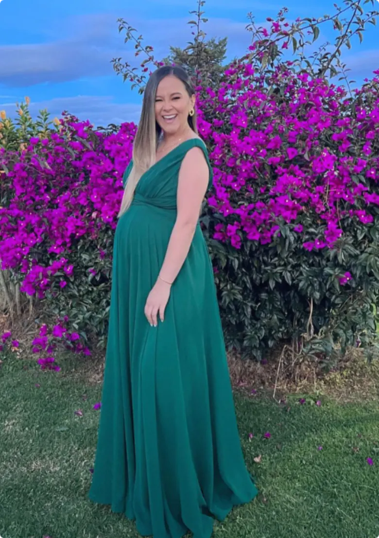 Invitada en vestido de maternidad verde esmeralda