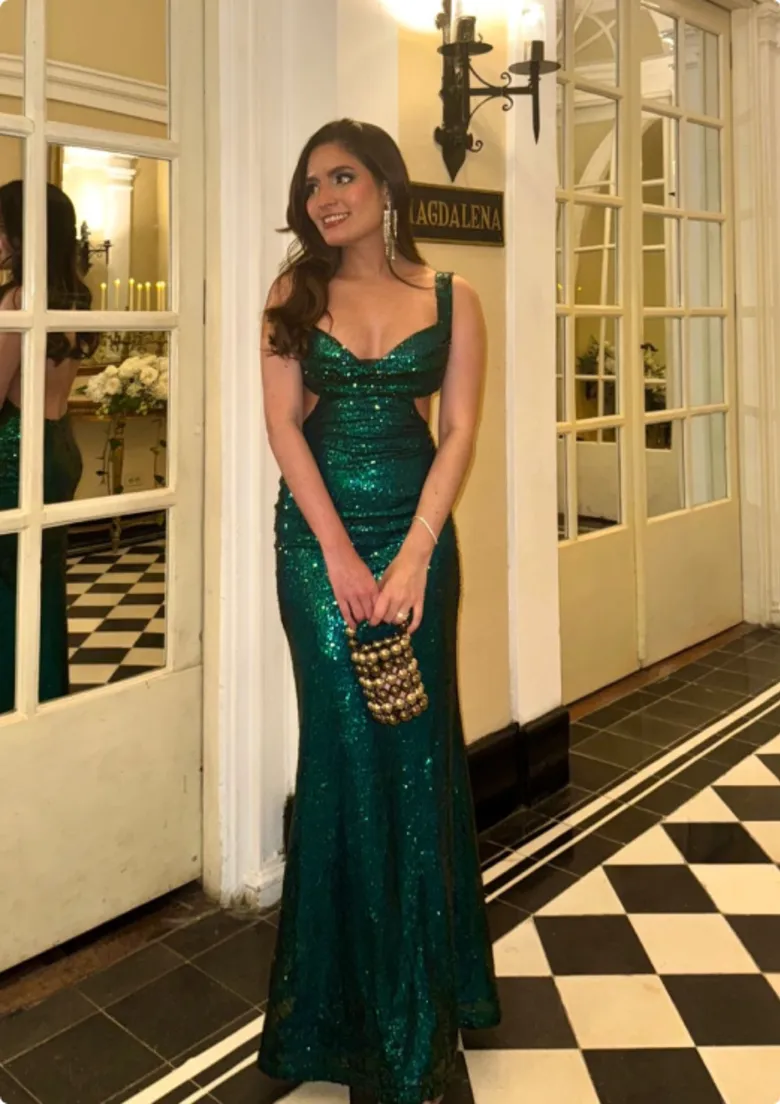 Invitada en vestido verde esmeralda de lentejuelas