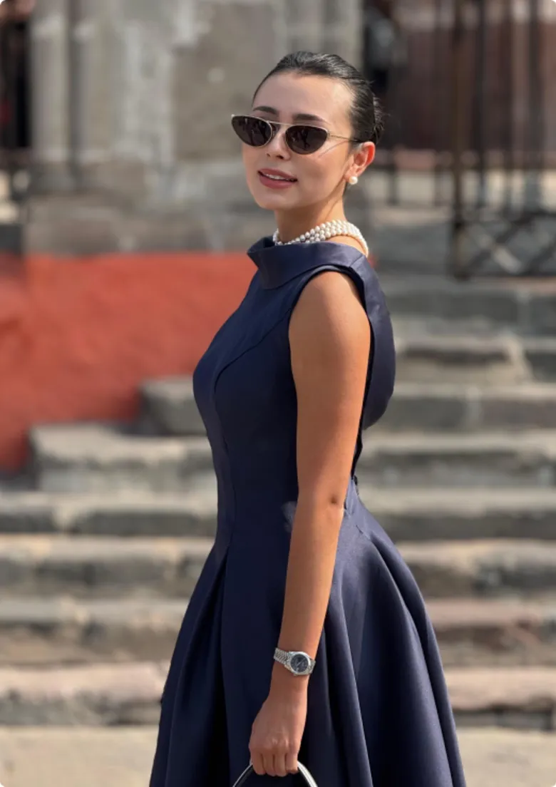 Invitada en vestido navy satinado con perlas
