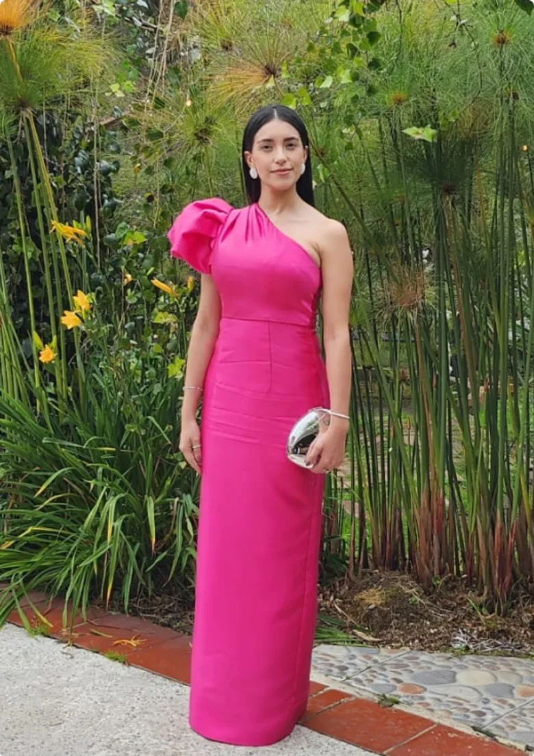 Invitada en vestido fucsia de un hombro