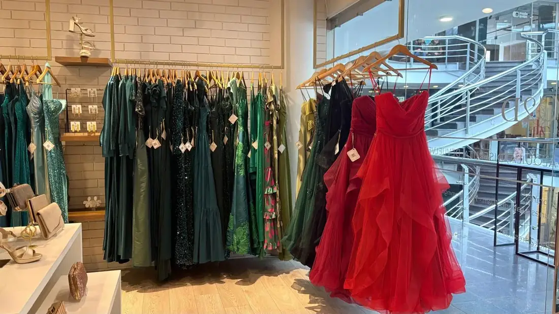 Interior del showroom Click2Dress en Bogotá, con vestidos de diseñador