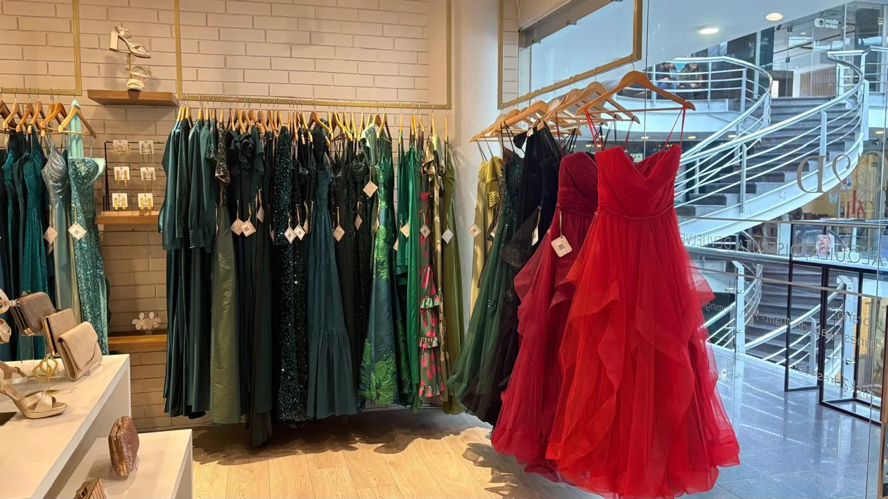 Interior del showroom Click2Dress con vestidos de diseñador